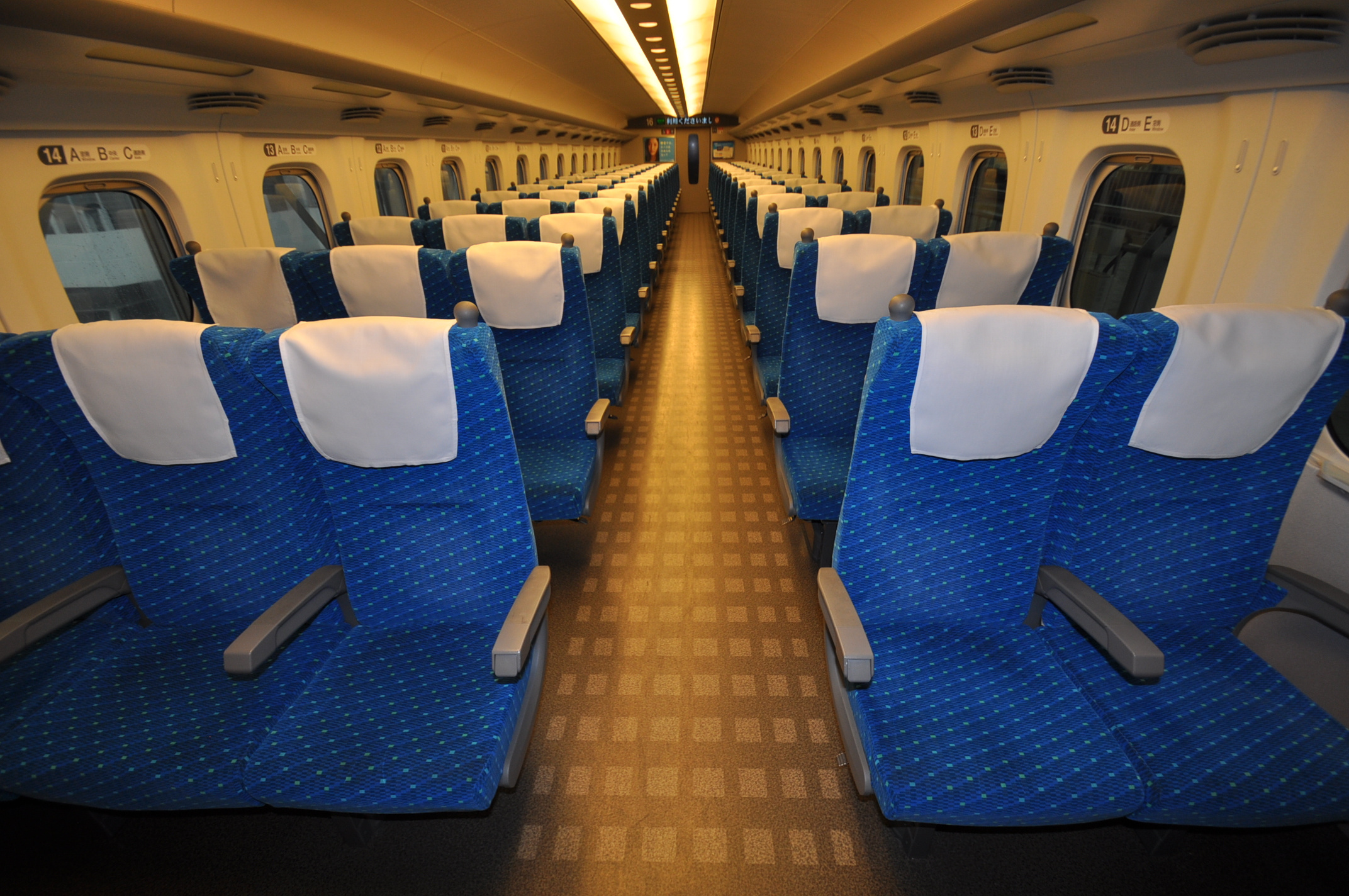 Blue ordinary-class N700 seats arranged three on one side of the aisle and two on the other.